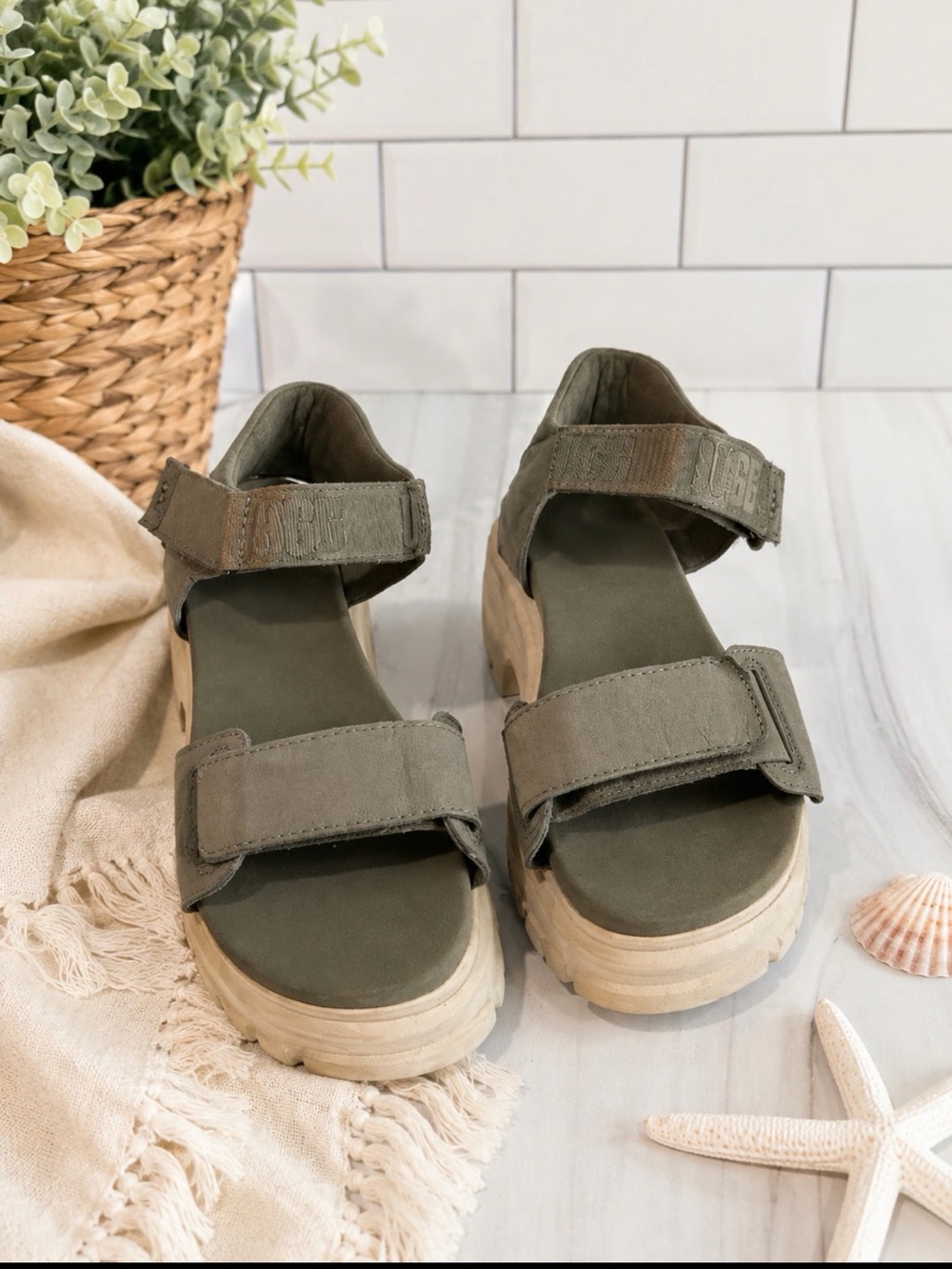 UGG THE ASHTON SANDAL CHUNKY PLATFORM LEATHER Strappy MOSS GREEN SIZE 9